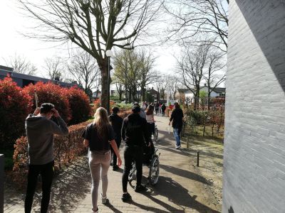 Leerlingen van het Rythovius College op pad met een rolstoel en blindegeleidestok met oogmasker