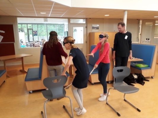 Workshop lopen met blindengeleidestok met oogmasker op