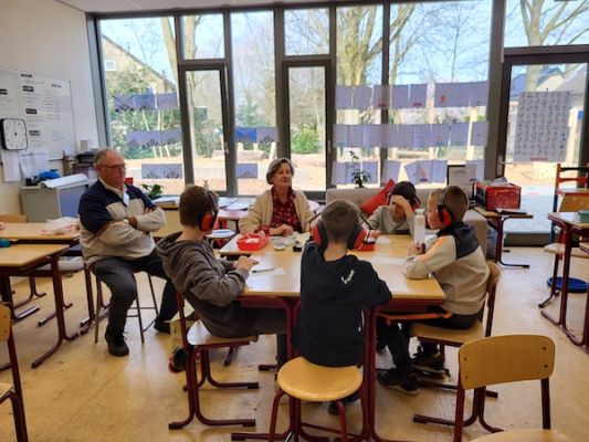 Workshop doof, slechthorend. Leerlingen hebben oorkappen op