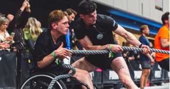 Kaelen met zijn trainer Nino aan het touwtrekken