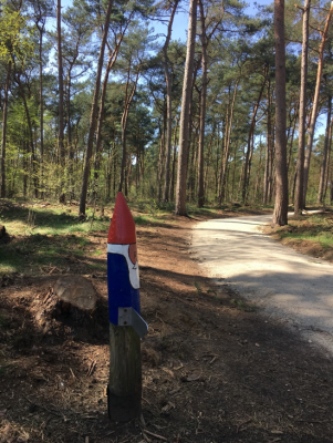 Een paaltje in de vorm van een kabouter