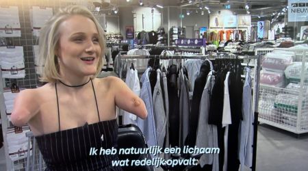 Tv-persoonlijkheid Eva Eikhout met korte armen in reguliere winkel met adaptieve kledinglijn.